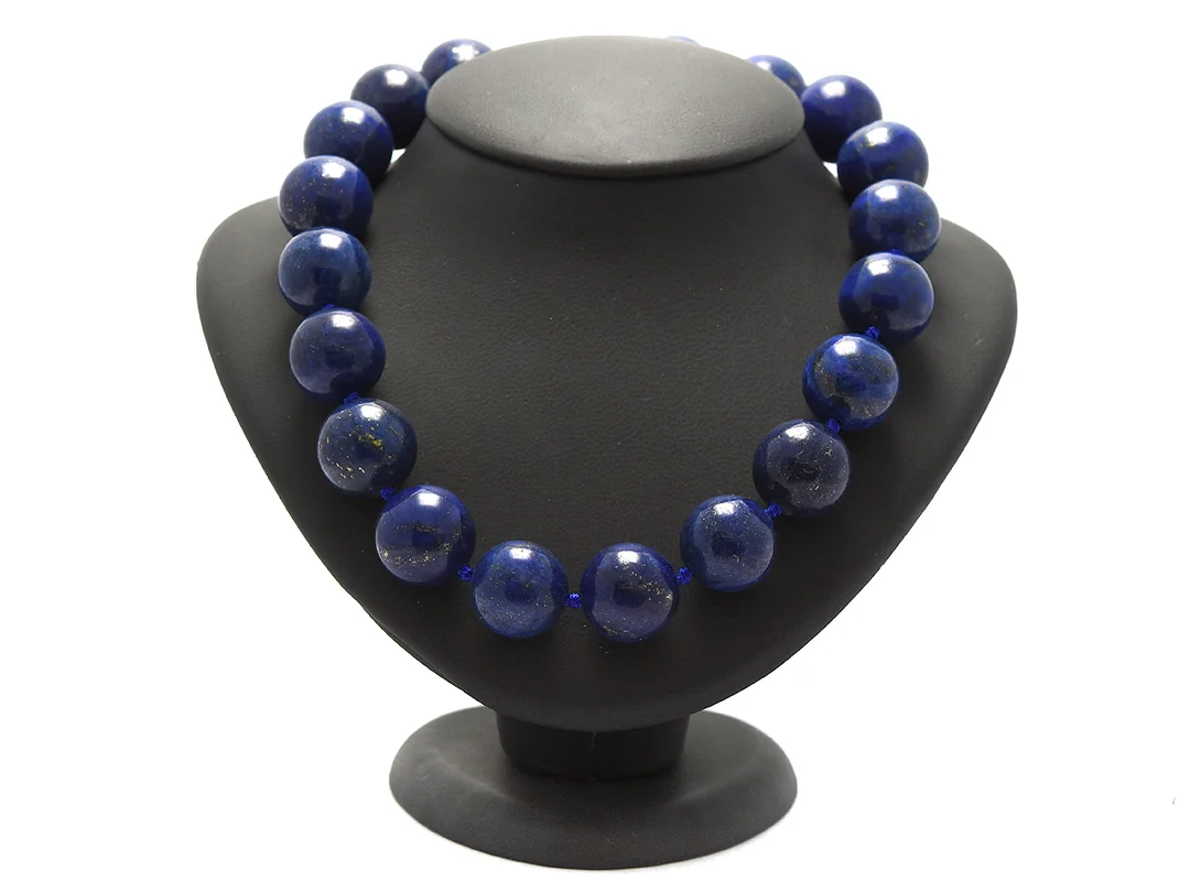 COLLIER, lapis lazuli, 19 kulor ca 19,5 mm, lås i vitmetall, längd 45 cm, vikt 236,8 g. — Smycken/Collier — Kaplans