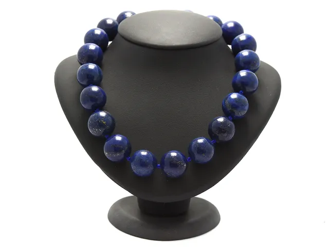 COLLIER, lapis lazuli, 19 kulor ca 19,5 mm, lås i vitmetall, längd 45 cm, vikt 236,8 g.
