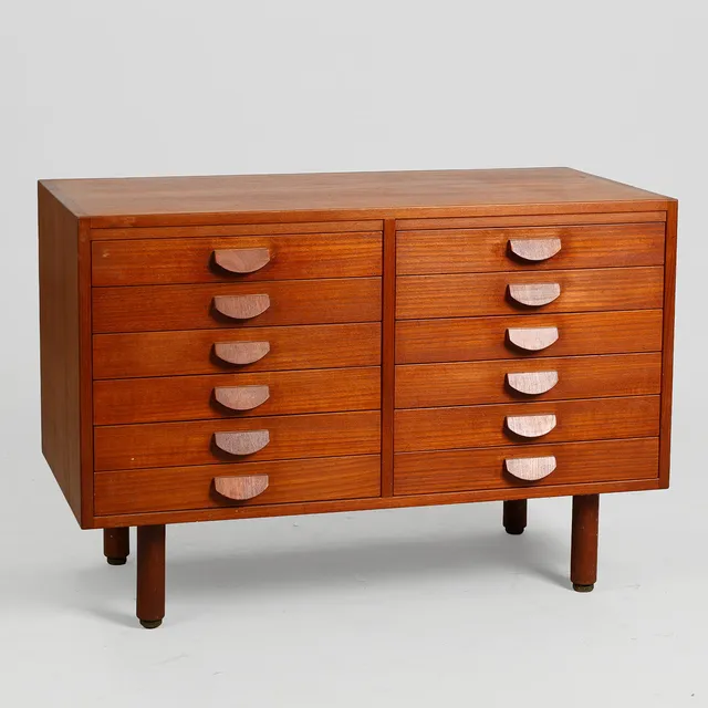 JENS RISOM. Fritstående kommode af teak med 12 skuffer, 1960'erne.