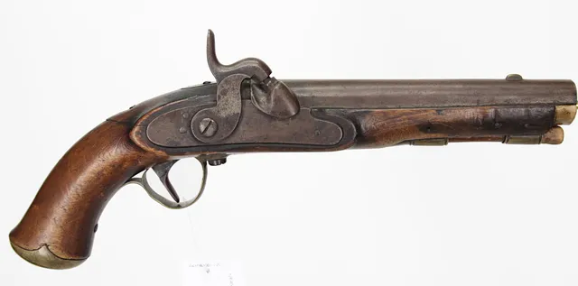 704. SLAGLÅSPISTOL, svensk, fabrikat Husqvarna, modell 1852 för postverket mfl, tillv.nr 14.