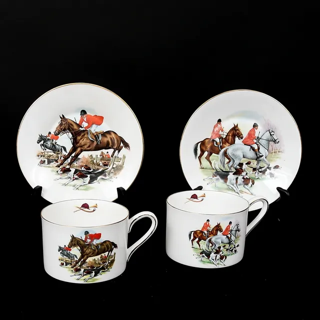 TEKOPPAR ett par med engelskt jaktmotiv, porslin, Royal Tuscan.