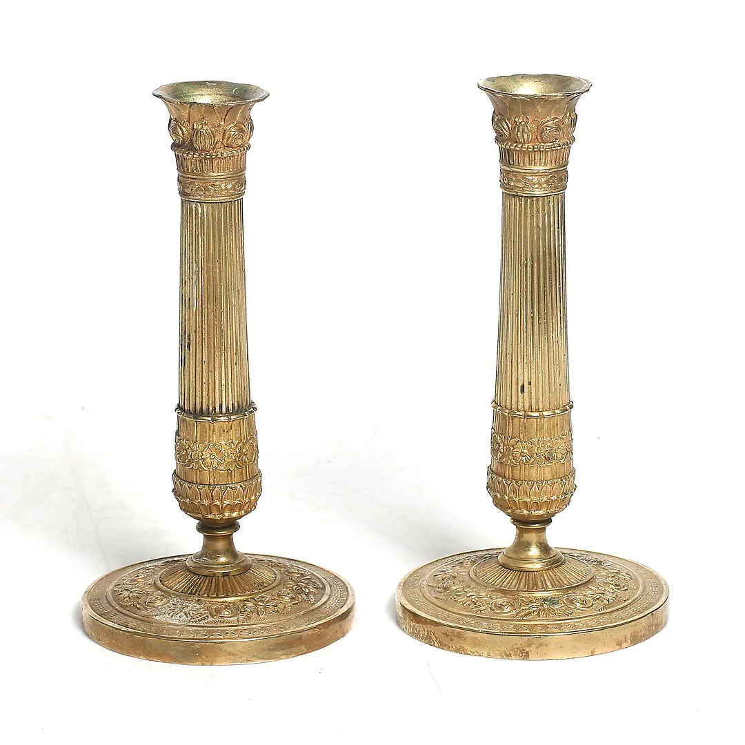 LJUSSTAKAR, ett par, brännförgylld brons, Empire, 1800-talets första hälft. — Candlesticks — Stadsauktion Sundsvall
