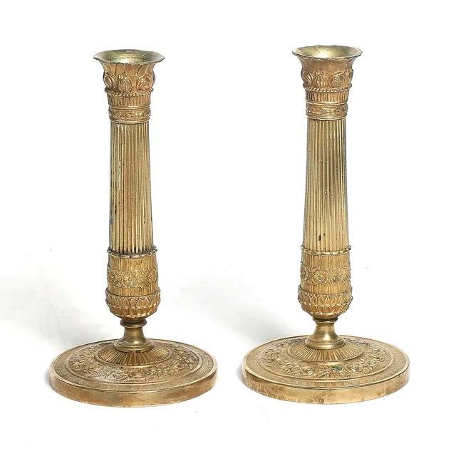LJUSSTAKAR, ett par, brännförgylld brons, Empire, 1800-talets första hälft.