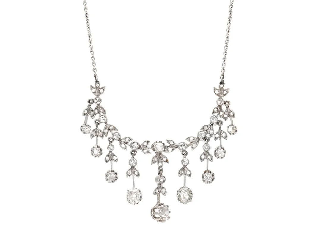 COLLIER, 18K vitguld, antikslipade och rosenslipade diamanter, Hugo Strömdahl, längd 40 cm, vikt 12,9 g, diamanter med nagg och skador, en diamant saknas, en länk är skev. — Smycken/Collier — Kaplans