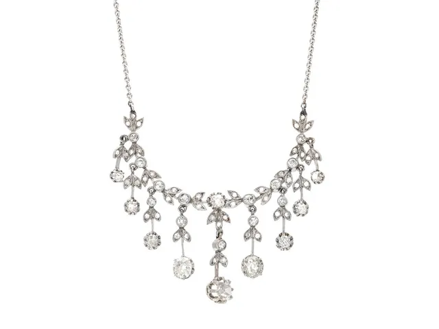 COLLIER, 18K vitguld, antikslipade och rosenslipade diamanter, Hugo Strömdahl, längd 40 cm, vikt 12,9 g, diamanter med nagg och skador, en diamant saknas, en länk är skev.