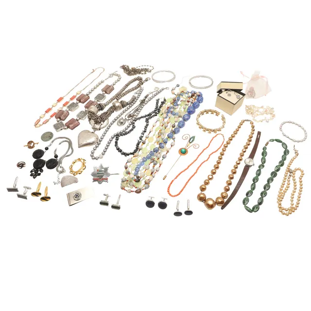 A CORAL BEAD NECKLACE AND ITEMS OF COSTUME JEWELLERY.