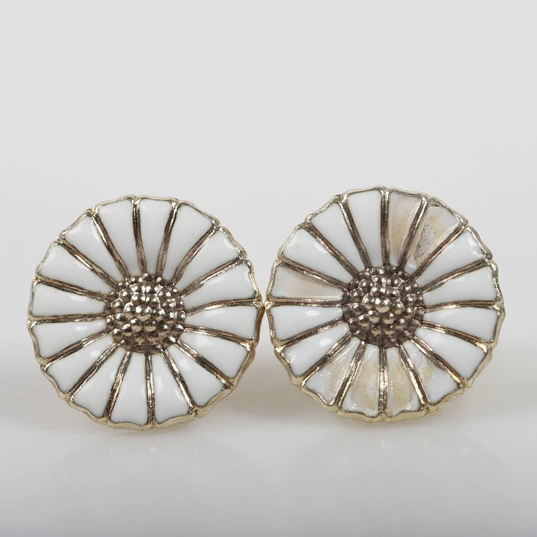 GEORG JENSEN. Örhängen, "Daisy", sterlingsilver med emaljdekor, Danmark. — Earrings — Helsingborgs Auktionskammare
