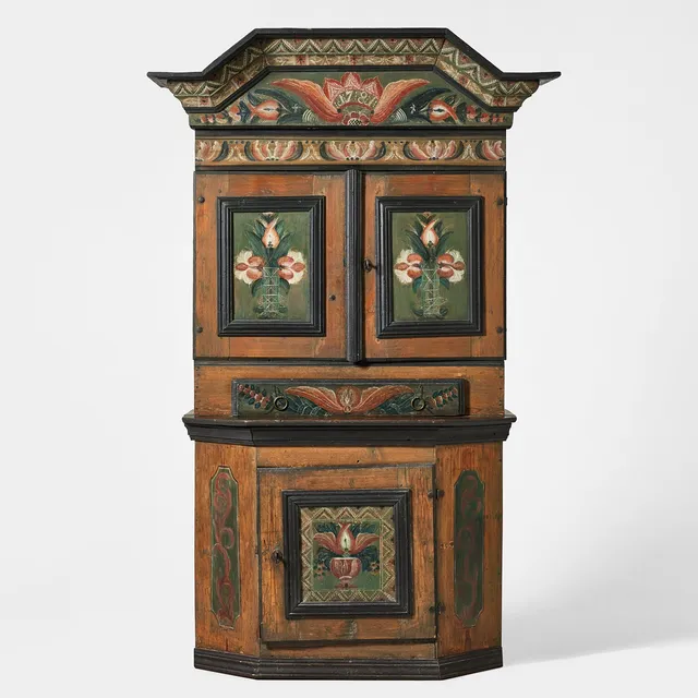 SKÄNKSKÅP, Dalarna, Rättvik 1700-talets andra hälft, daterat 1781, ställvis originalmålad dekor med rocailler, akantus och blomstervaser.