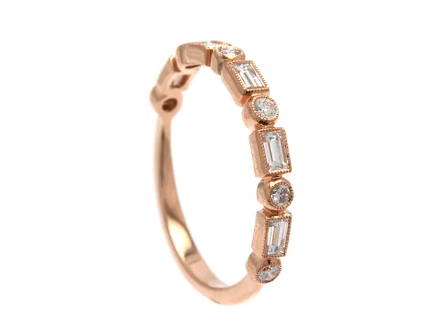 RING, 18K roséguld med 6 briljanter 0,16 ctv 5 baguettslipade diamanter 0,39 ctv TW/VS-SI, storlek 17 mm, vikt 1,7 g