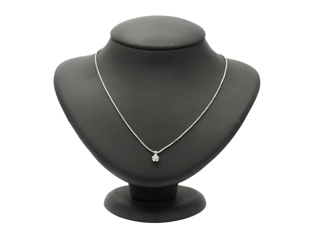 HÄNGE/KEDJA, 18K vitguld, briljantslipad diamant ca 0,25 ct, ca W(H)/VS2, längd 44 cm, vikt 6,2 g. — Smycken/Hänge med kedja — Kaplans