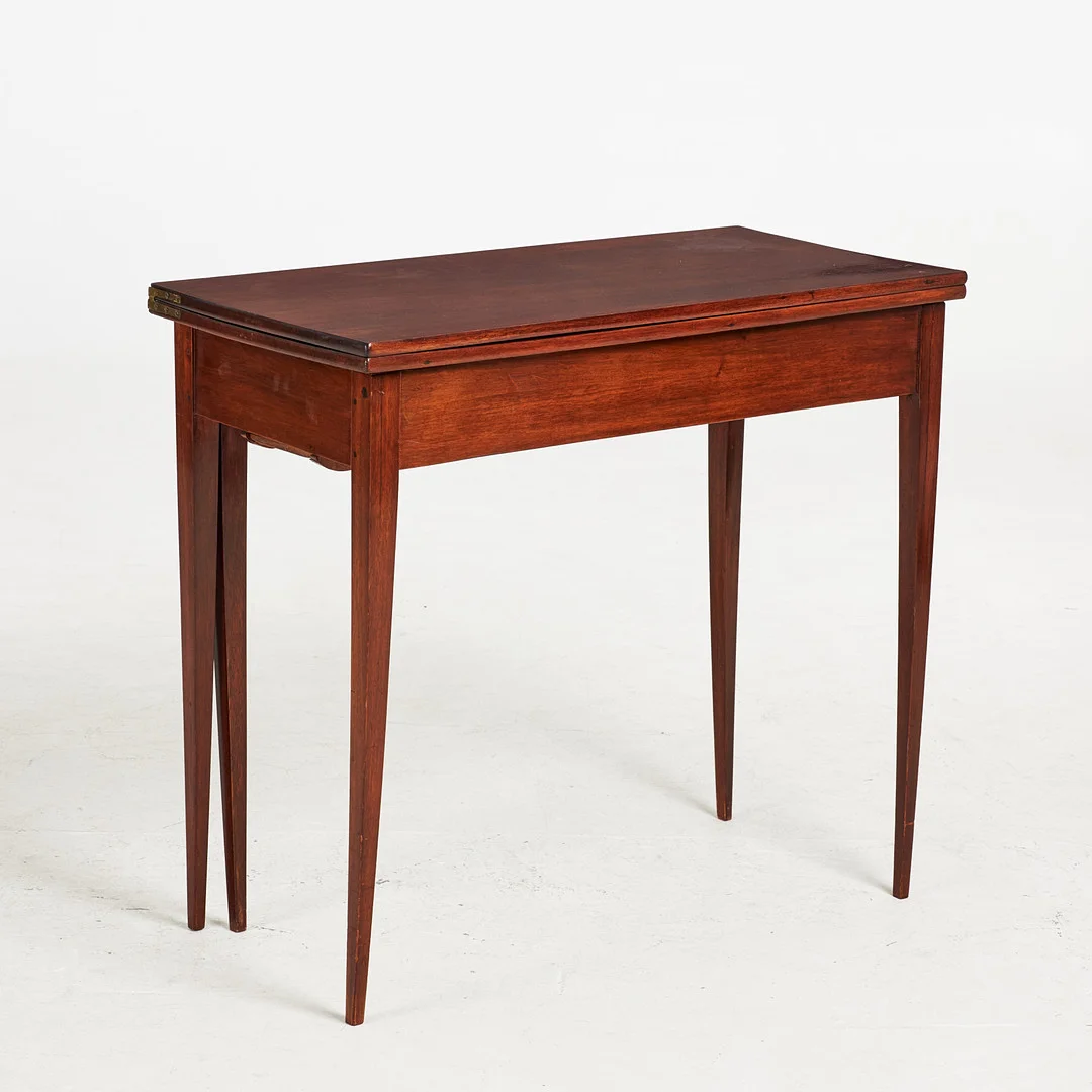 SPELBORD. Backgammon med pjäser,1800-talets första hälft, mahogny, fällskiva, avsmalnade ben, två dragskivor för glas, invändigt textil. — Tables — Stockholms Auktionsverk Sickla