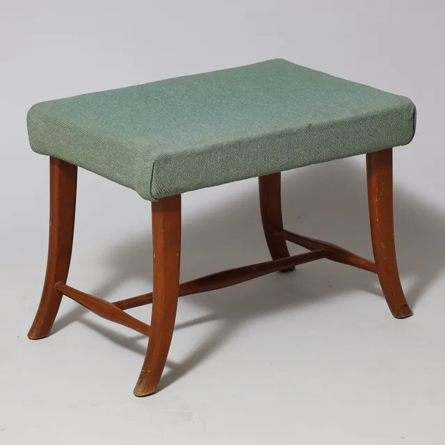 Skammel, stel af bejdset bøgetræ, sæde betrukket med grønt møbelstof, Dansk Snedkermester, 1940/50erne.