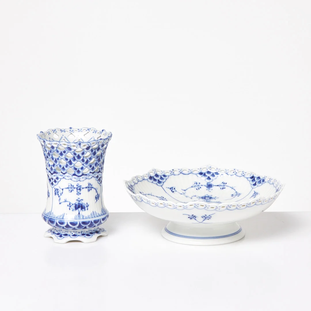 ROYAL COPENHAGEN, 2 dlr, "Musselmalet", vas 1016 samt skål på fot 1023, helblonda, 1:sortering. — Tableware — Stockholms Auktionsverk Sickla