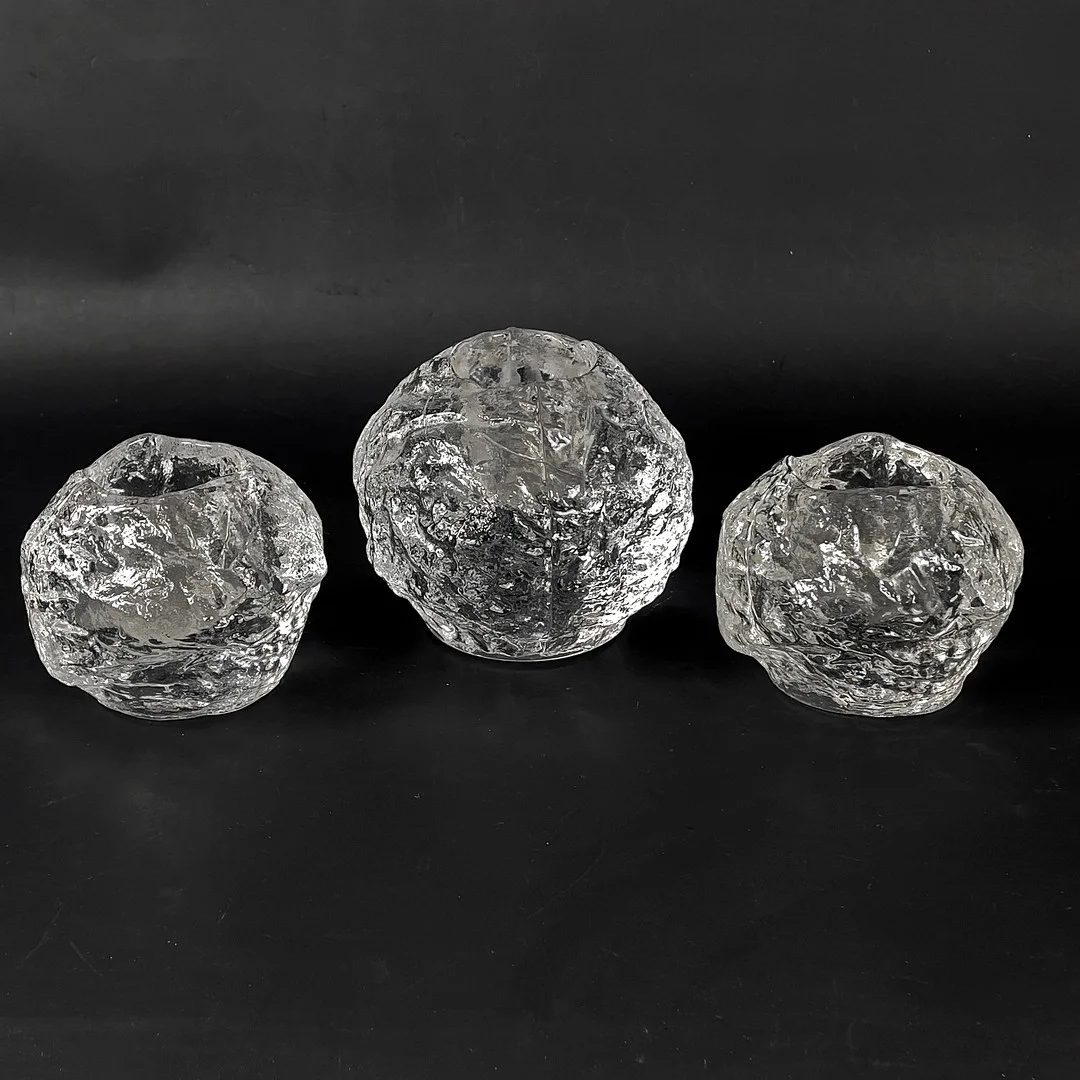 ANN WOLFF. Ljuslyktor, 3 st, glas, "Snöboll", Kosta boda. — Other — Roslagens Auktionsverk