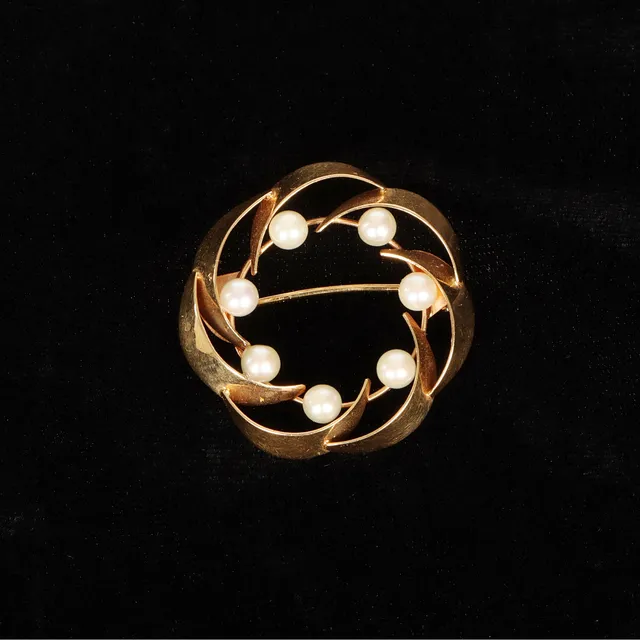 BROSCH MED PÄRLOR, 18K guld, 1965.