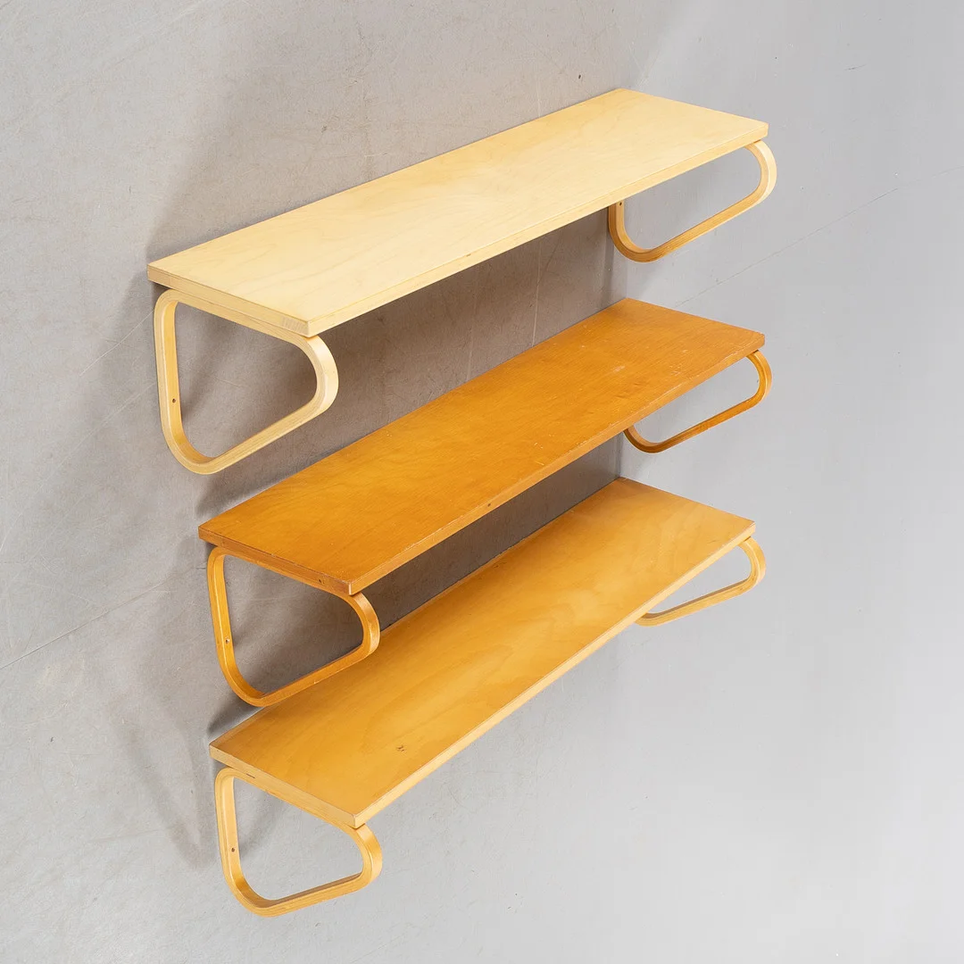 ALVAR AALTO. Hyllor, 3 stycken, modell "112B", Artek, Finland, 1900-talets andra hälft. — Cupboards, Cabinets & Shelves — Stockholms Auktionsverk Helsingborg