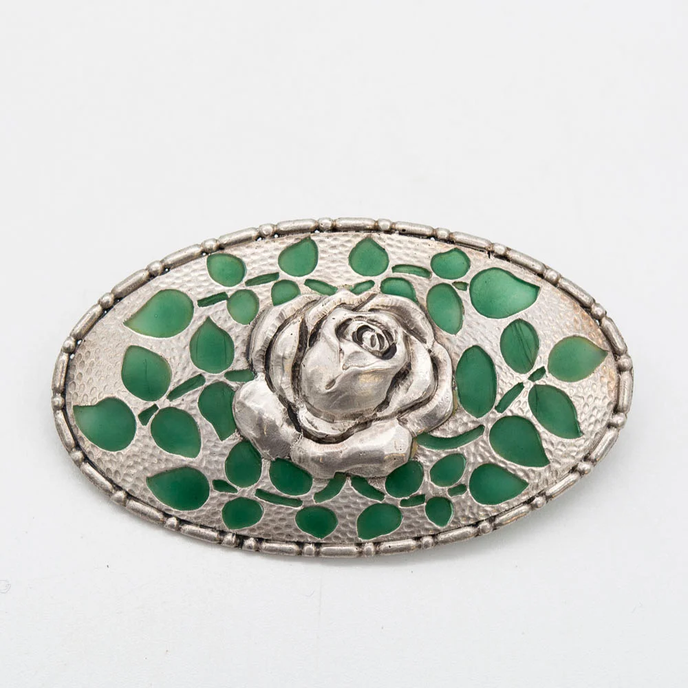 JUGENDSTILBROSCHE, VERSILBERT, BLUME MIT BLÄTTER AUS GRÜNEM GLAS. — Brooches & Pendants — Kunst- und Auktionshaus Kleinhenz