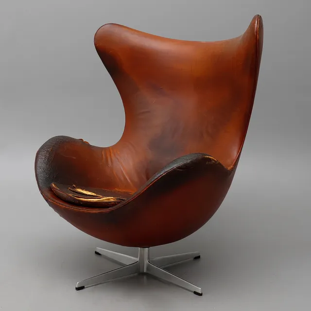 ARNE JACOBSEN. FÅTÖLJ, "Ägget", läderutförande, etikettmärkt Fritz Hansen 1967.
