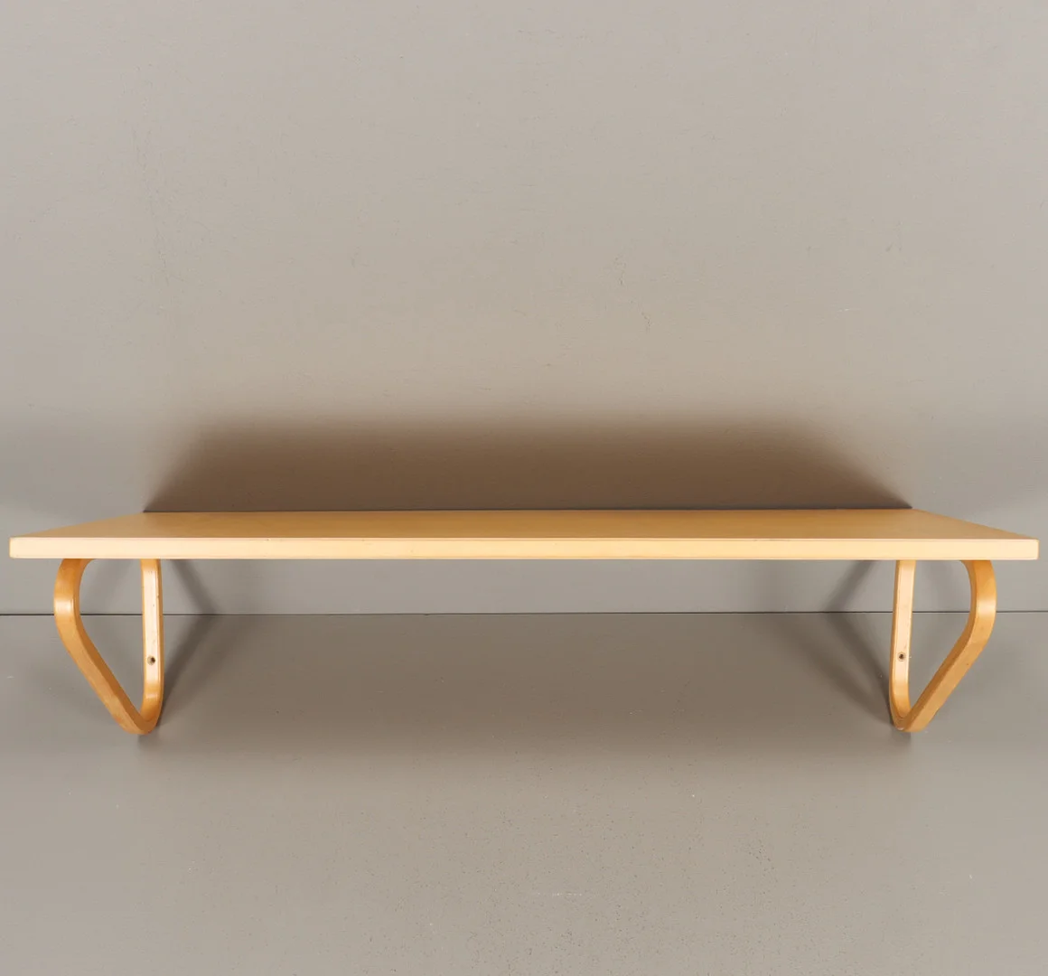 ALVAR AALTO. Vägghylla, modell 112A, Artek, Finland 1900-talets andra hälft. — Cupboards, Cabinets & Shelves — Karlstad Hammarö Auktionsverk