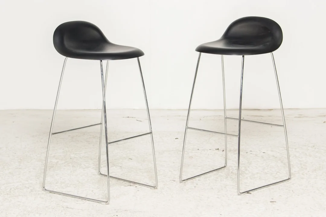 Komplot Design for GUBI. Et par barstole model 3D. (2) — Furniture/Chairs — Lauritz