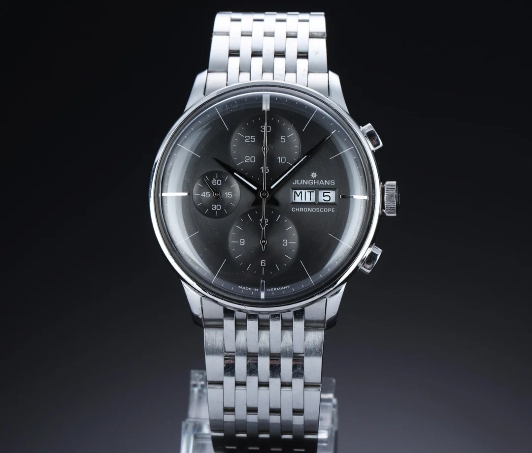 Junghans 'Meister Chronoscope DayDate'. Herreur i stål med sølvgrå skive, 2010'erne — Watches and clocks/Men’s watches — Lauritz