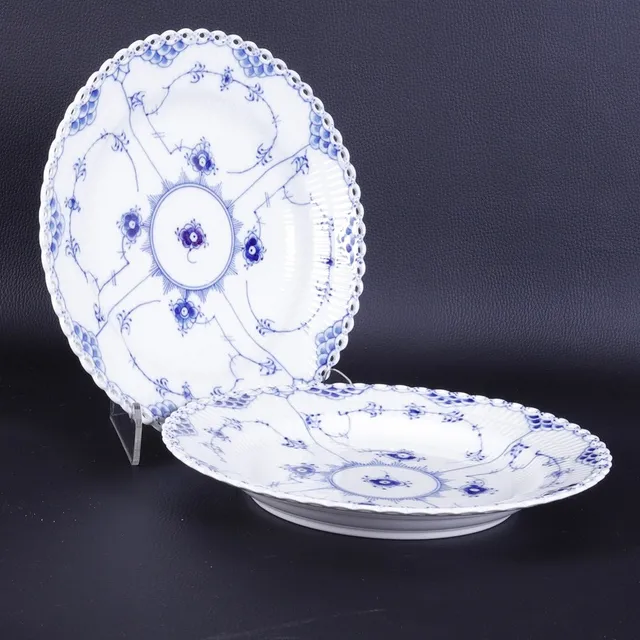 TALLRIKAR, 2 st, "Musselmalet", helblond, Royal Copenhagen, Danmark.