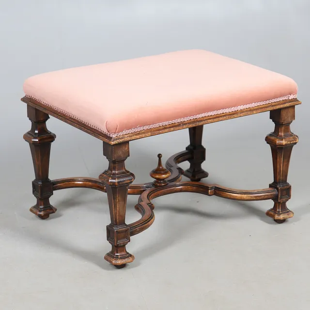 A WILLIAM AND MARY STYLE MAHOGANY DRESSING STOOL.