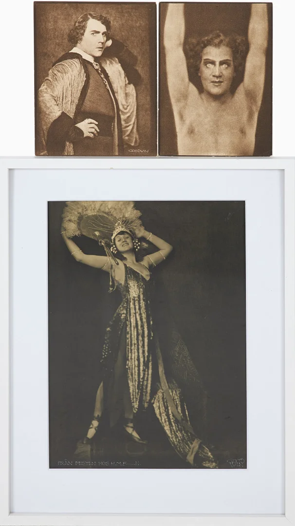 HENRY B GOODWIN. Gelatinsilver fotografi, "Från festen hos H.M.F-N, signerad, 2 st lösa fotogravyrer medföljer. — Photography — Stockholms Auktionsverk Sickla