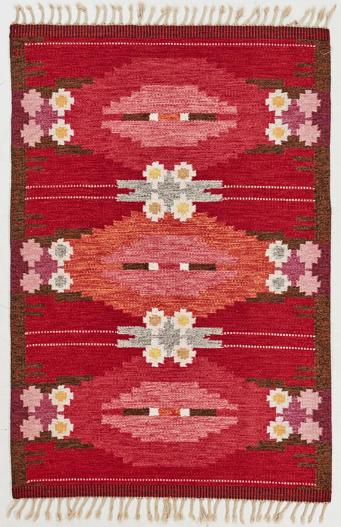 INGEGERD SILOW. "Örbyhus", matta, rölakan, dekor i röda nyanser, geometriskt mönster, ca 200x137 cm. — European Carpets & Textiles — Stockholms Auktionsverk Magasin 5