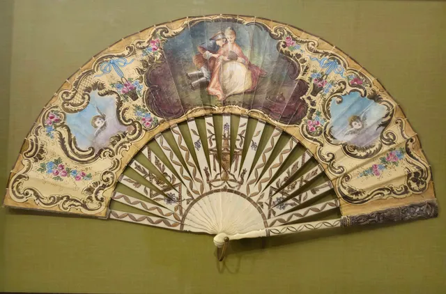 Abanico Napoleón III en hueso con varillaje en hueso y país en papel.