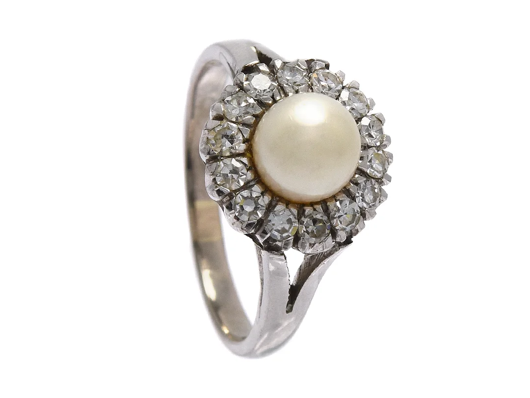 RING, 18K vitguld, odlad pärla 6,5 mm, 14 åttkantslipade diamanter 0,42 ctv, ca TW/VVS-VS, stl 17,5 mm+, vikt 5,4 g, två diamanter är skadade. — Smycken/Ring — Kaplans