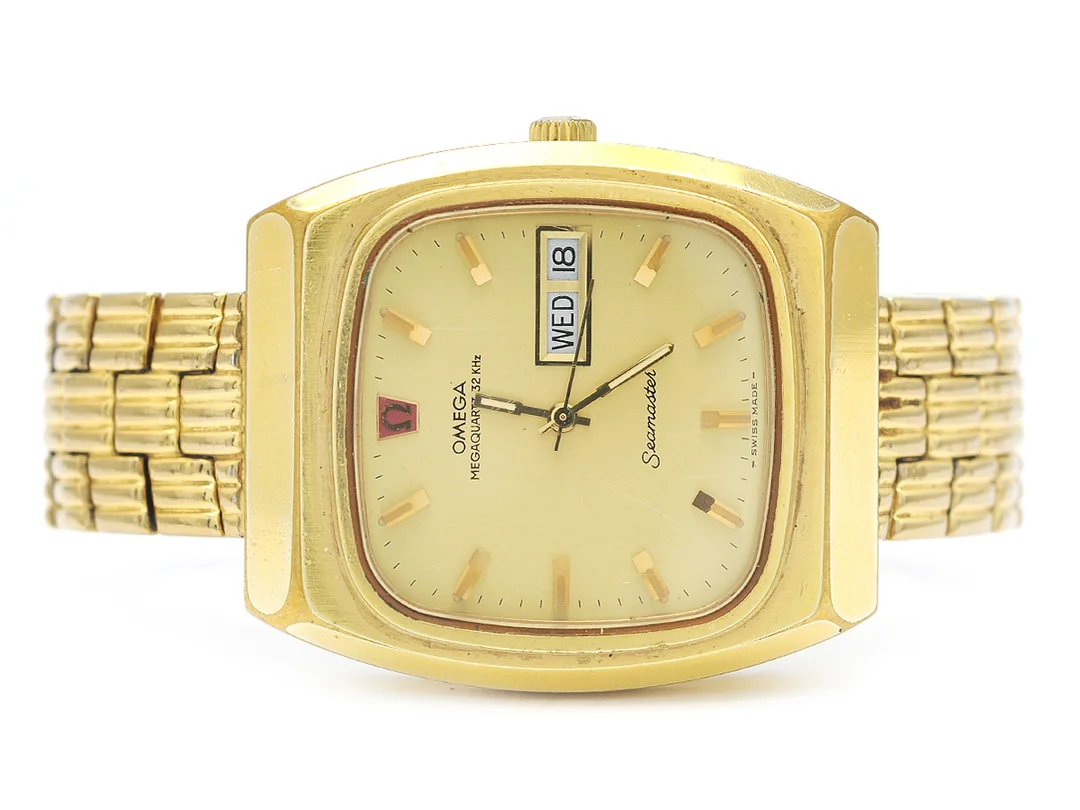 OMEGA, Seamaster, Megaquartz (32 KHz), Cal 1310, Serie nr. 37904301, Ref nr. MD 196.0023, Boett nr. 196.0023/396.0817, herrur, 39 mm, doublé (20 micron), quartz, mineralglas (skadat), dag, datum, skadad urtavla, defekt, skadad boett, ca 1973, metallänk ej original. — Klockor/Omega — Kaplans