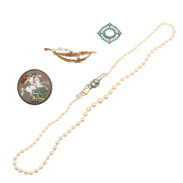A 9CT GOLD AND CULTURED PEARL LEAF BROOCH, A CULTURED PEARL NECKLACE, AN ENAMELLED VICTORIAN CROWN BROOCH ETC.