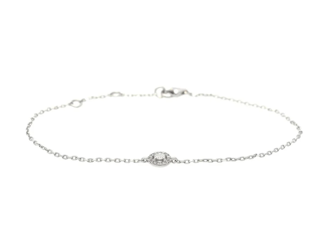 ARMBAND, 18K vitguld, 14 briljantslipade diamanter ca 0,17 ctv, ca TW-TCr/P, längd 16,5/17,5/19,5 cm, vikt 1,6 g, någon diamant med litet nagg. — Smycken/Armband — Kaplans