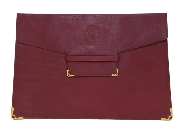 PORTFOLIO, CARTIER, rött läder, guldfärgade beslag, 33x24 cm, fläckar på läder.