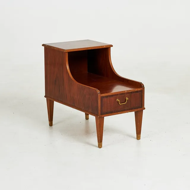 SIDOBORD / SÄNGBORD, sengustaviansk stil, mahogny, med låda.