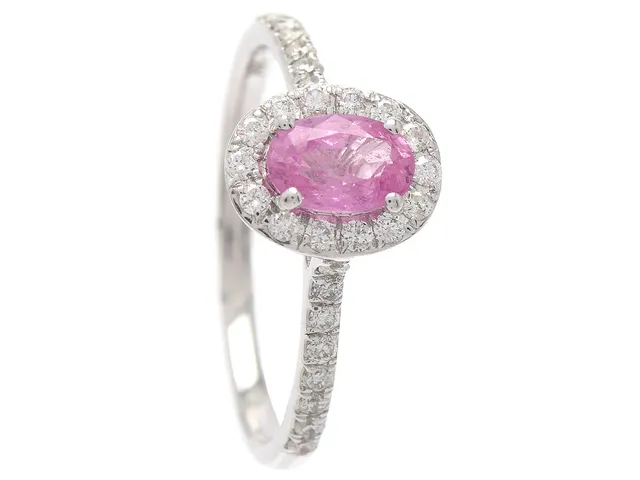 CARMOSÉRING, 18K vitguld, rosa safir ca 0,81 ct, briljantslipade diamanter ca 0,31 ctv, ca TW-TCr/P, stl 16,5 mm, vikt 2,0 g.