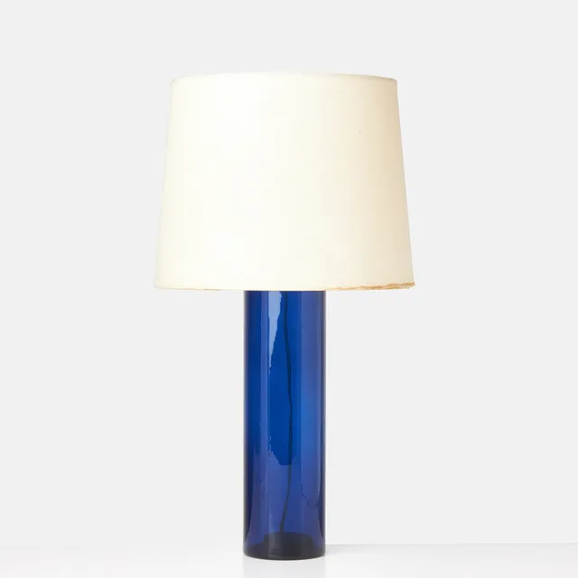 UNO & ÖSTEN KRISTIANSSON. Bordslampa, modell 163, Luxus, Vittsjö, cylinderformad fot i blått glas.