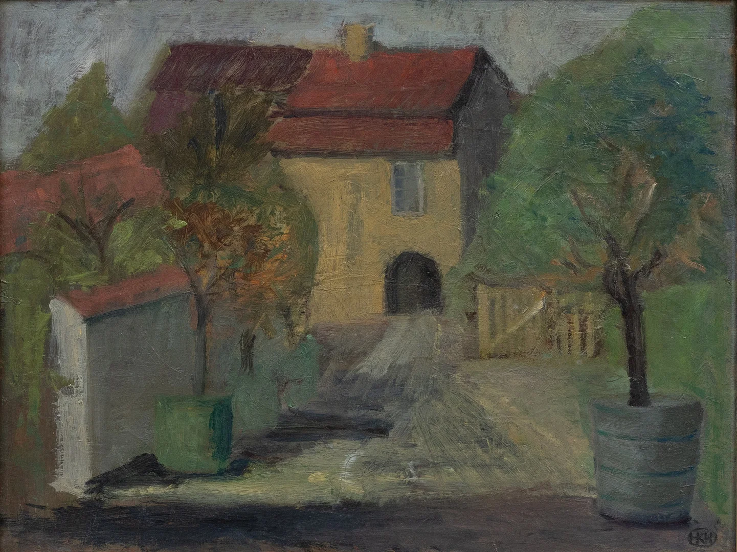 OIDENTIFIERAD KONSTNÄR. Gårdsmotiv, olja på duk, monogramsignerad HKH. — Paintings — Garpenhus Auktioner