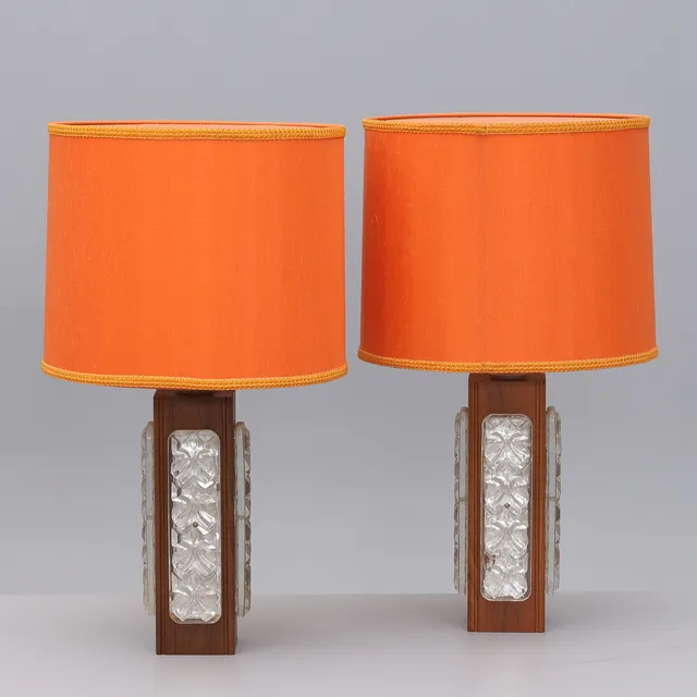 BORDSLAMPOR, ett par, teak och glas, 1960/70-tal.