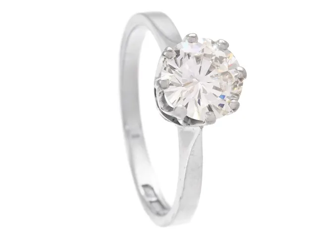 ENSTENSRING, 18K vitguld, briljantslipad diamant 1,53 ct enligt gravyr, ca TCa(M)/VS1, stl 18,75 mm, vikt 4,0 g, diamanten har skador på rondisten och stark fluorescens.