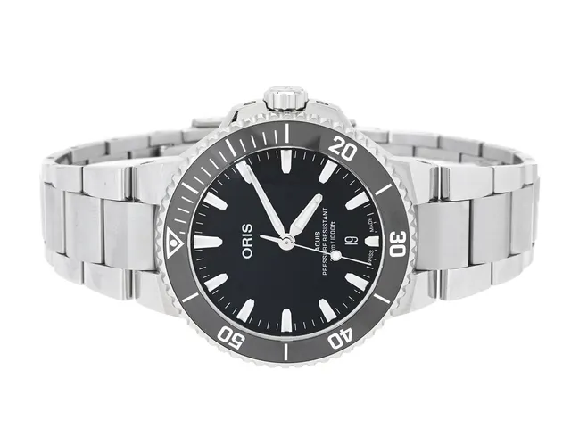ORIS, Aquis Date (300m/1000ft), Cal 733 (SW 200-1), Serie nr. 4089536, Ref nr. 01 733 7787 4154-07 8 22 04PEB, Boett nr. 7787, herrur, 41,5 mm, stål, automatisk, safirglas, datum, svart keramisk bezel, glasbaksida, gummiband, originallänk, viklås. Ref nr. 07 8 22 04PEB, ca 2022, box, ytterkartong.