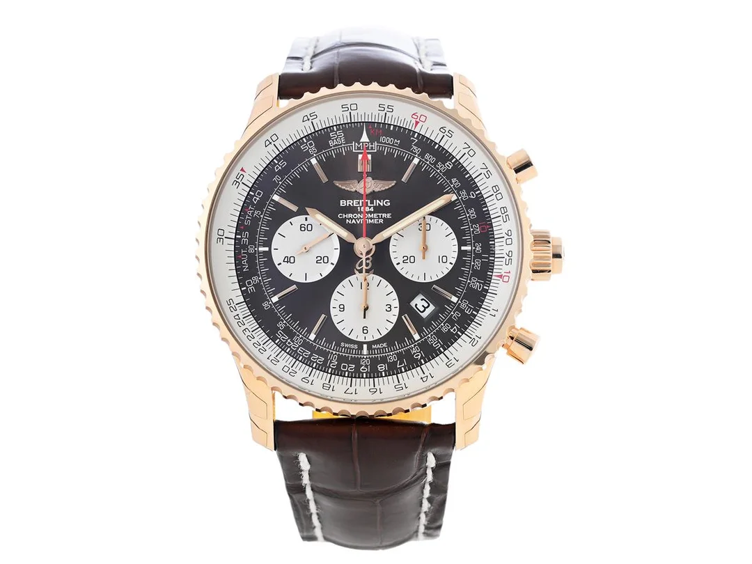 BREITLING, Navitimer, Rattrapante, Cal B03, Verk nr. 4340409, Serie nr. 4340409, Ref nr. RB031121/Q619, Boett nr. 1217 B3, kronograf, herrur, 45 mm, 18K rosa guld, automatisk, safirglas, datum, vridbar räknesticka, glasbaksida, läderband, viklås i 18K rosa guld, ca 2017, box, ytterkartong. Limiterad och numrerad (Nr. 59/250). — Klockor/Breitling — Kaplans