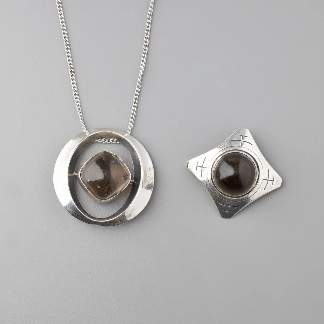ERIK GRANIT, HÄNGEN / BROSCHER, 2 st, rökkvarts, silver, Helsingfors 1960-tal. — Brooches & Pendants — Stockholms Auktionsverk Helsinki