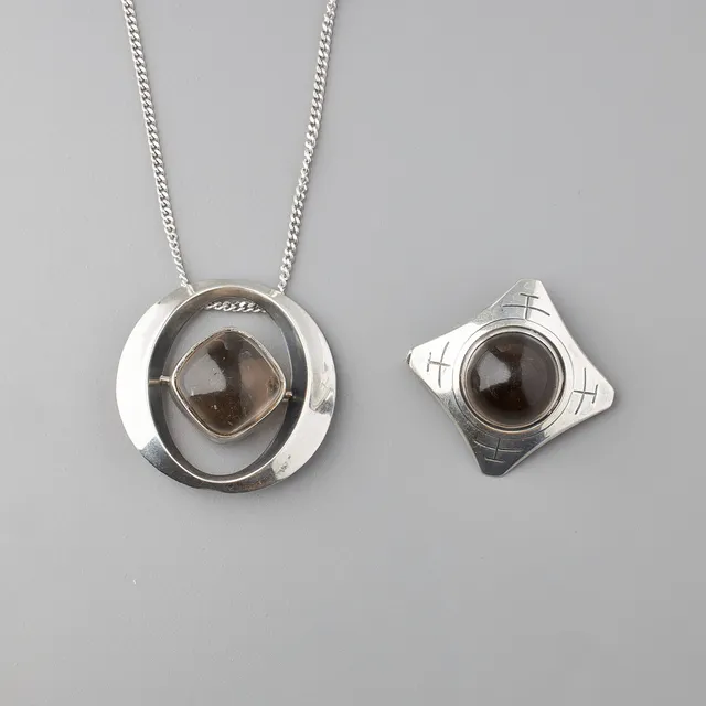 ERIK GRANIT, HÄNGEN / BROSCHER, 2 st, rökkvarts, silver, Helsingfors 1960-tal.