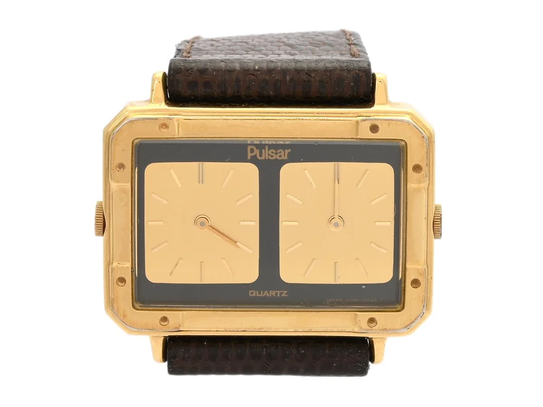 PULSAR, unisex, 32,5 x 23 (29) mm, Boett nr. Y590-5289 / 102724, doublé, quartz, mineralglas, två tider, defekt (se fördjupad information), läderband, ca 1990. — Klockor/Pulsar — Kaplans