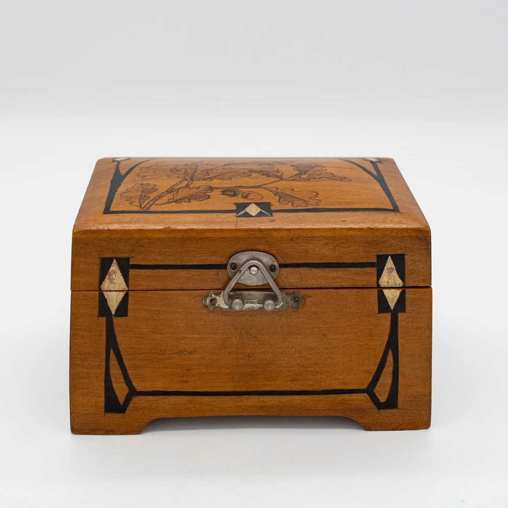 JUGENDSTIL SCHMUCKSCHATULLE, AUS BIRNBAUM HOLZ MIT EICHENLAUB INTARSIEN. — Other — Kunst- und Auktionshaus Kleinhenz