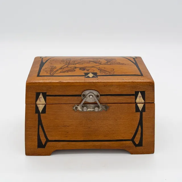 JUGENDSTIL SCHMUCKSCHATULLE, AUS BIRNBAUM HOLZ MIT EICHENLAUB INTARSIEN.