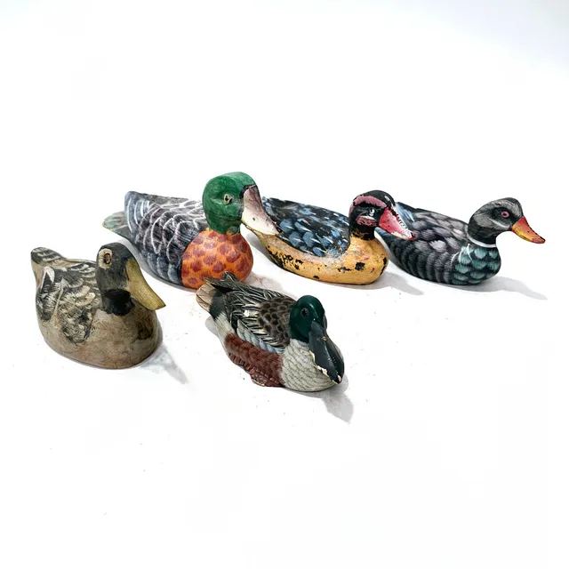 COLECCIÓN DE PATOS EN MADERA POLICROMADA.