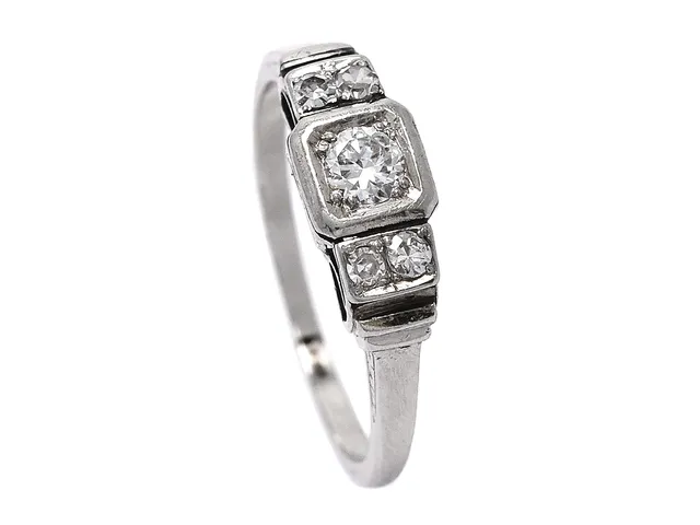 RING, 18K vitguld, briljantslipad diamant ca 0,18 ct, ca W/VS, 4 åttkantslipade diamanter ca 0,10 ctv, W/SI-P, stl 17,75 mm, vikt 3,8 g, en åttkantslipad diamant med nagg, storleksändrad.